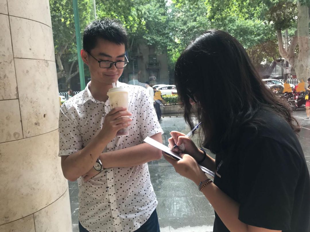 在江北浦口区进行街头采访6月30日上午,在进行了严谨的团队会议之后