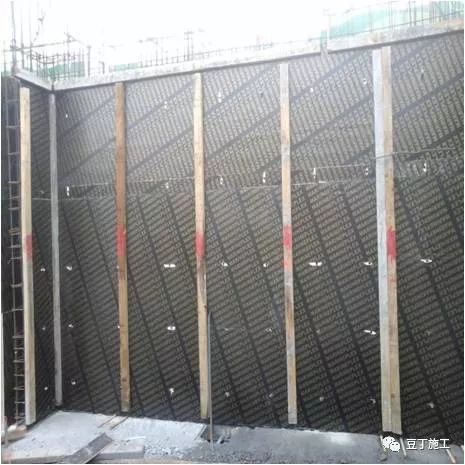 一个用镰刀卡进行加密加固(特别是在 2m 高度范围以内)5,模板平面拼缝
