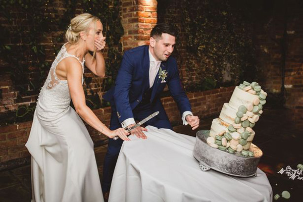 bailey)在婚礼现场切蛋糕时,他们价值450英镑(约合人民币3858元)的