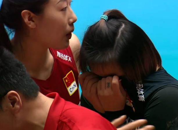 揪心中国女排姑娘颈椎受伤被担架抬出场队友非常懊恼