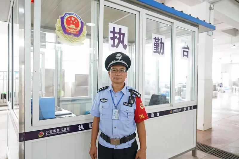 董华生是六监区罪犯配餐中心最为年长的一名警官,今年53岁了,我们年轻