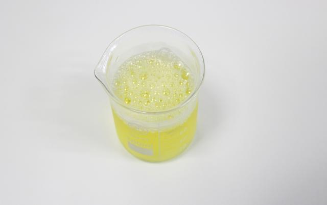 黄色浅黄色的尿液是健康尿色,代表你的体内水分充足,身体健康;倘若
