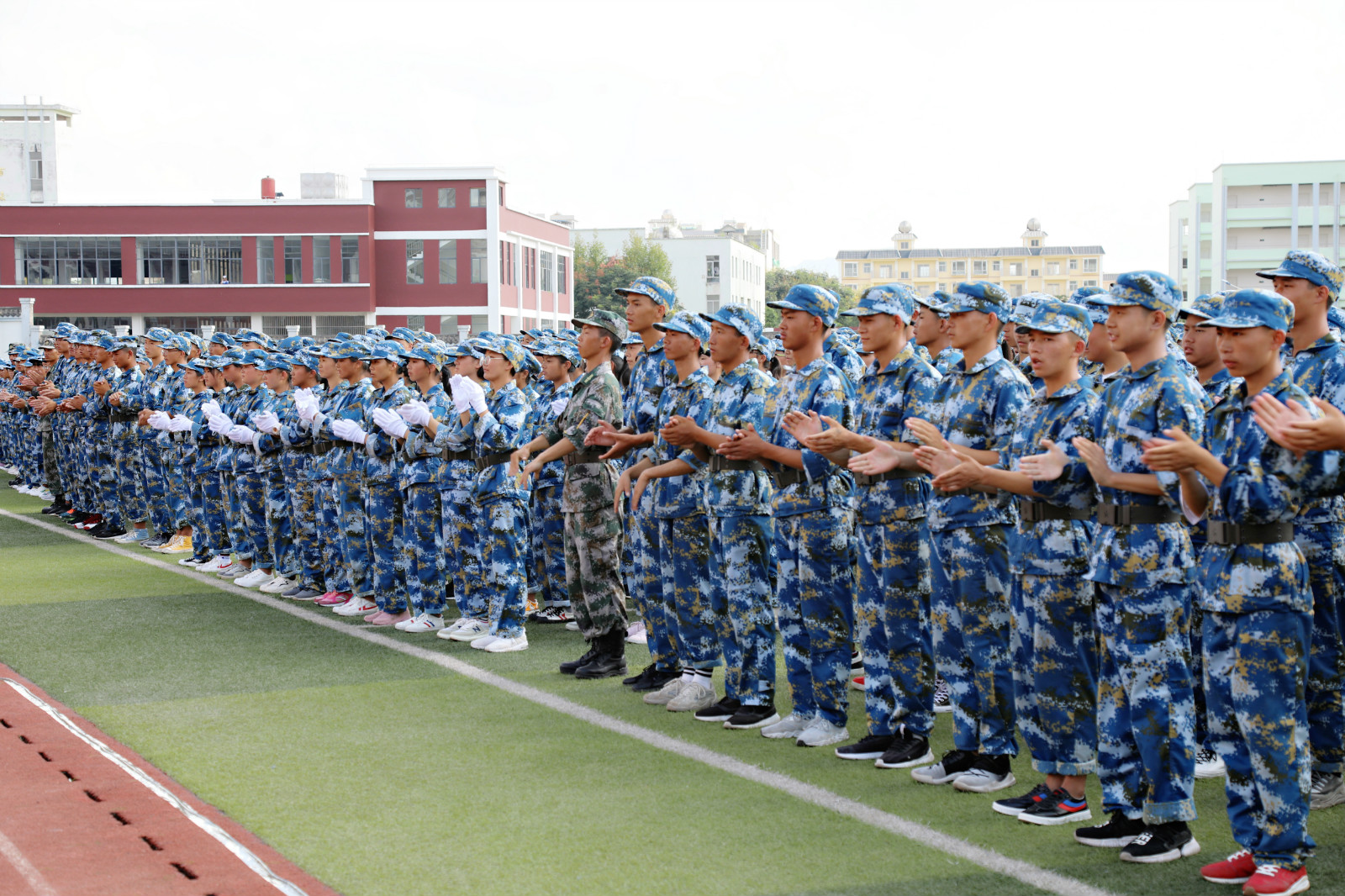 最后,在慷慨激昂的《中国人民解放军军歌》声中,罗平县第三中学2019级