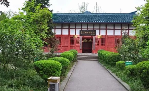 聂荣臻元帅故居音乐变得柔和,一个身影在奋笔疾书.