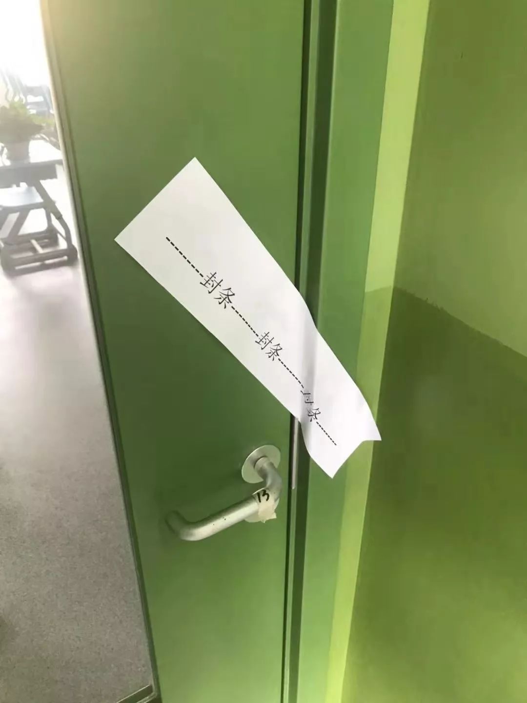 随后,到场的家长们一起随机抽取了几间教室,对教室进行了封闭取样.