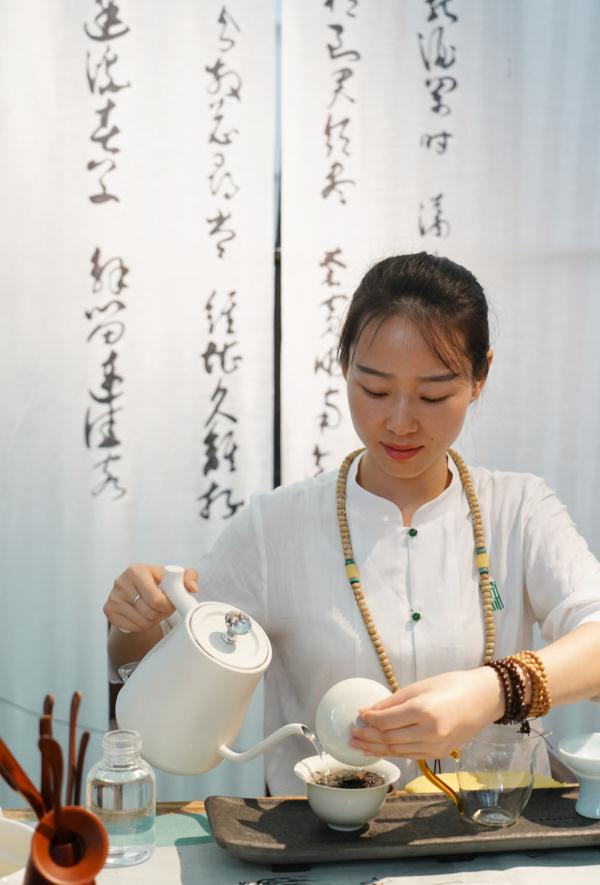 8月22日,一家茶企的工作人员在泡茶.新华社记者 邵瑞 摄