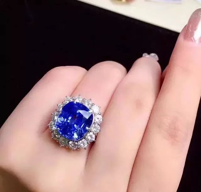 珠宝为您不经意的增添女人味经典戴妃款超级高贵