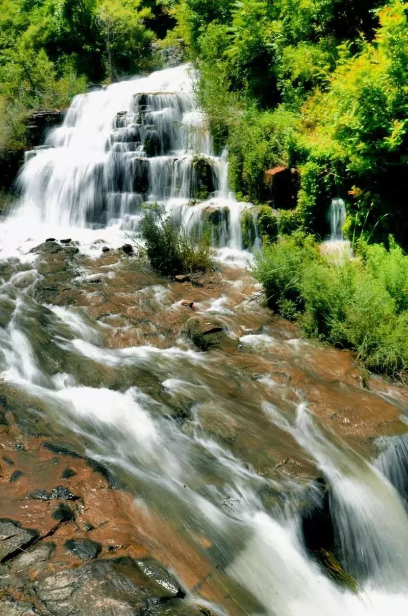 峨庄古村落国家级森林公园就在这辖区内黑旺镇毗邻太河镇峨庄瀑布群