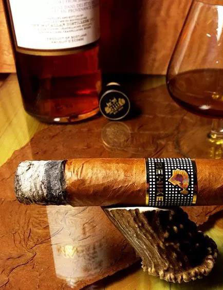 结束时不要捻熄雪茄,你只需要将其置于烟灰缸中静放,它就会自动熄灭.