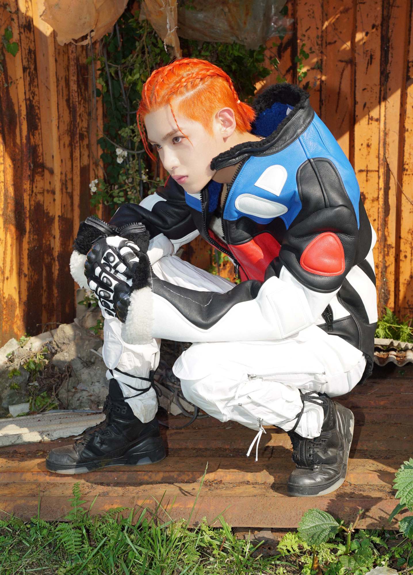 00后黄明昊真会玩!换橘色新发色还不够,穿机车服编垄沟辫更抢镜