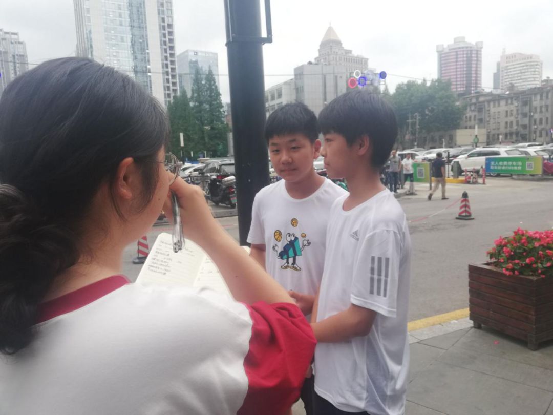 在江北浦口区进行街头采访6月30日上午,在进行了严谨的团队会议之后