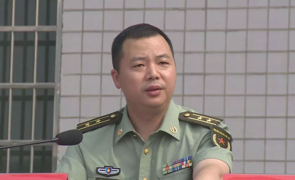 冷水江市人武部副部長吳亞兵,軍事科科長吳星出席指導.