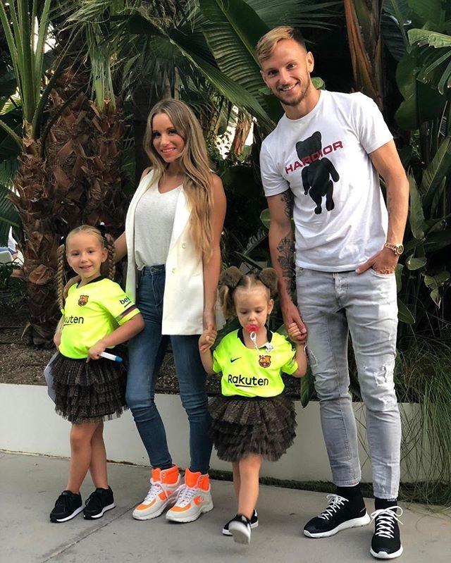 原创拉基蒂奇与妻子互晒纪念日狗粮图但在水中庆祝是几个意思