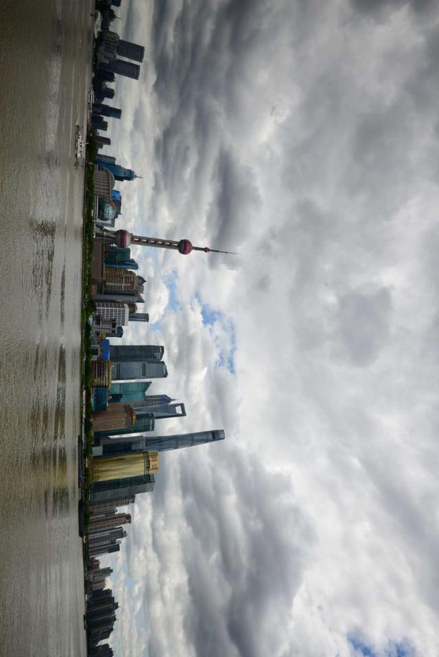 外滩广场风轻云朗杯中影杯中的"东方明珠塔"外白渡桥远观外白渡桥