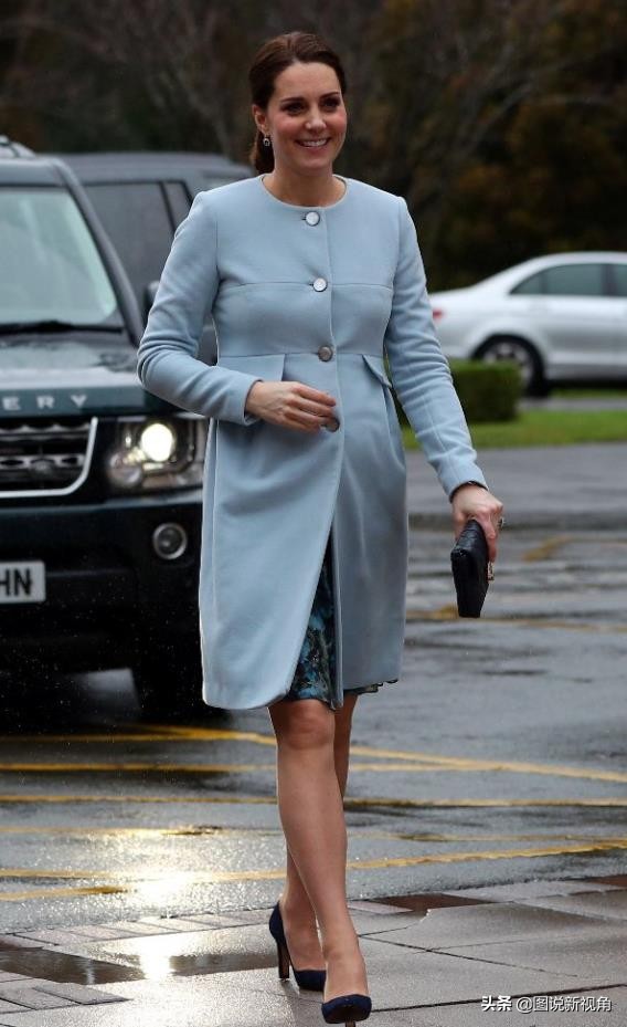 1/ 12 我们一起来看下凯特和梅根这对妯娌怀孕时的穿搭,图为梅根怀孕