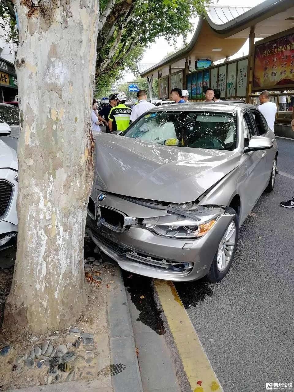 义乌宝马车街头连撞多辆车!场面不忍直视,女车主当场崩溃.