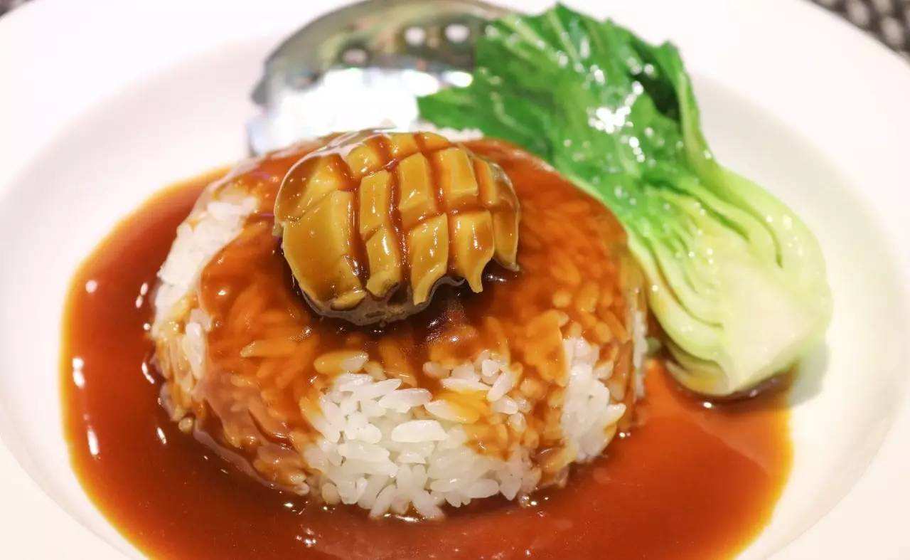 鲍江南更是应运而生,众多鲍鱼美食中,以鲍鱼捞饭较为出名,营养价值较