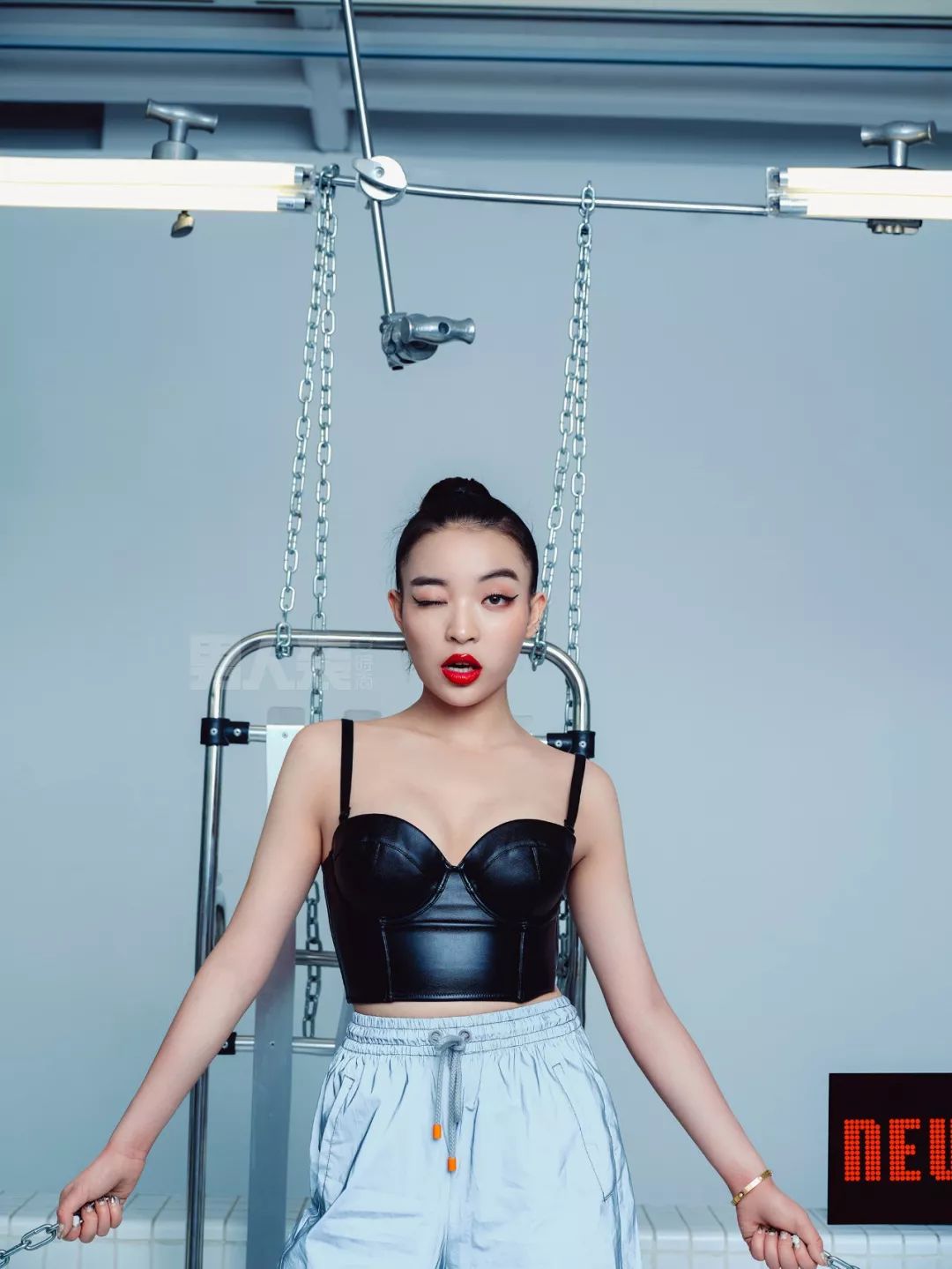 在《中国有嘻哈》第一季,也许vava因为性别就赢了一半,她迷人之处不