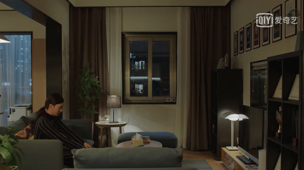 宋倩卧室设计是黑色铁艺加透明玻璃式推拉门,淡灰绿色帘子弥补空间的