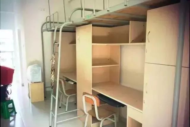 【京华苑】号称"布达拉宫"的京华苑,一般是四人间,临近会同美食街.