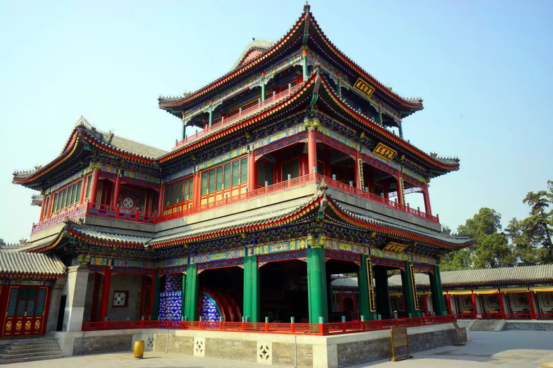 颐和园里大戏台,在东宫门西北,导游书上有正式的名字,我老是记不住.