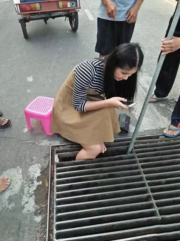 美女进了男厕所浑然不知 玩手机造成的尴尬场面笑死人了