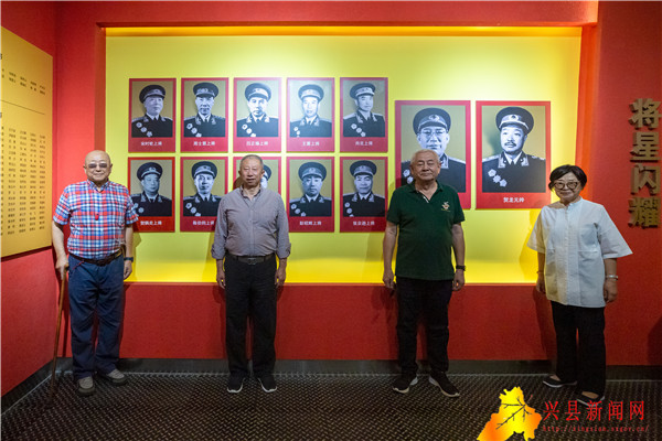 八路军120师将帅后代30余人参观120师学校并举行捐赠仪式