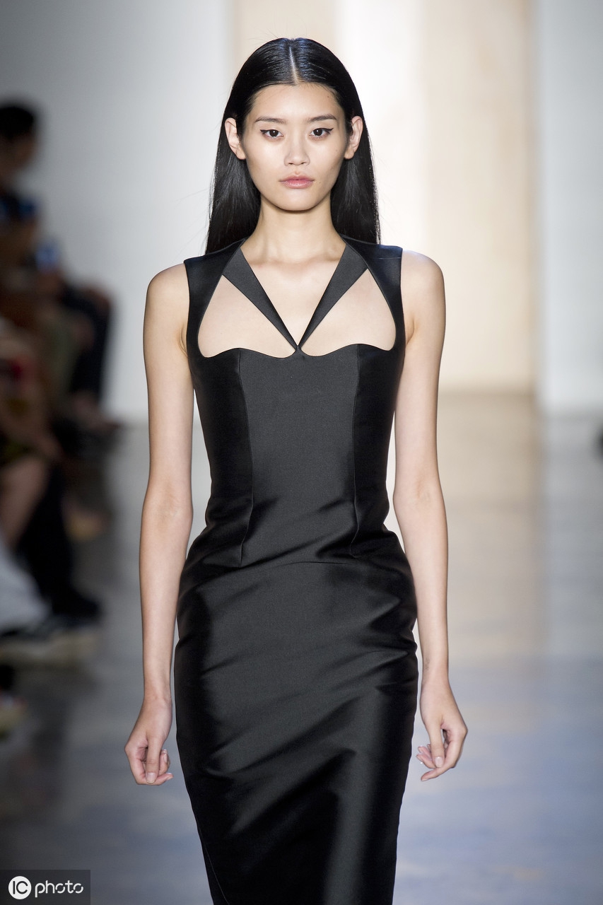 北京,2018嘉人中国风盛典(图片来自 ic photo) 中国名模奚梦瑶(图片