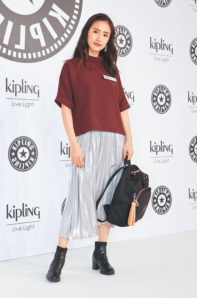 林依晨写真照曝光穿格纹风衣秀小细腿脖子系腰带个性十足