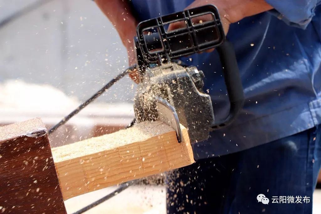 安装时,用吊车吊住梁的中间,工人们用木锤一锤一锤的敲进去.