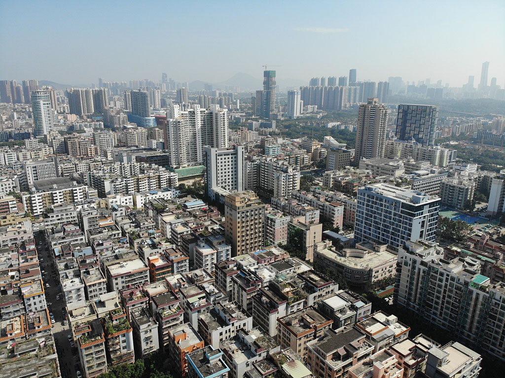 航拍深圳宝安区新安片区 城中村与新建住宅纵横交错.