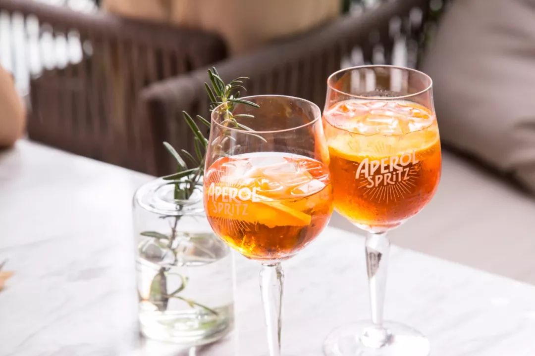 这款100岁的意大利国民开胃酒是你餐桌上的一道时髦橙光