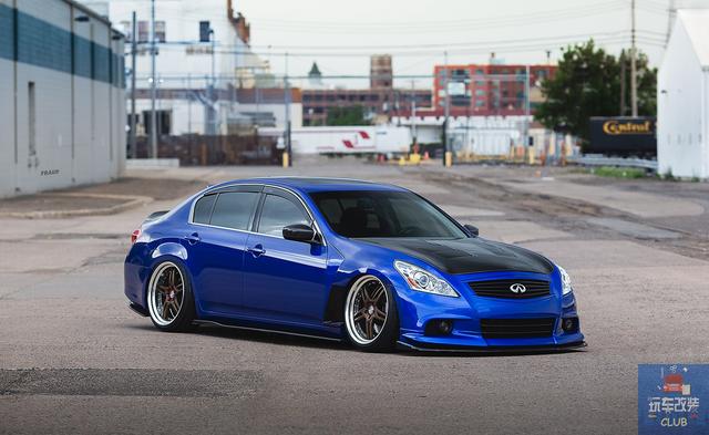 优雅的低趴姿态美如画亮蓝色英菲尼迪g37