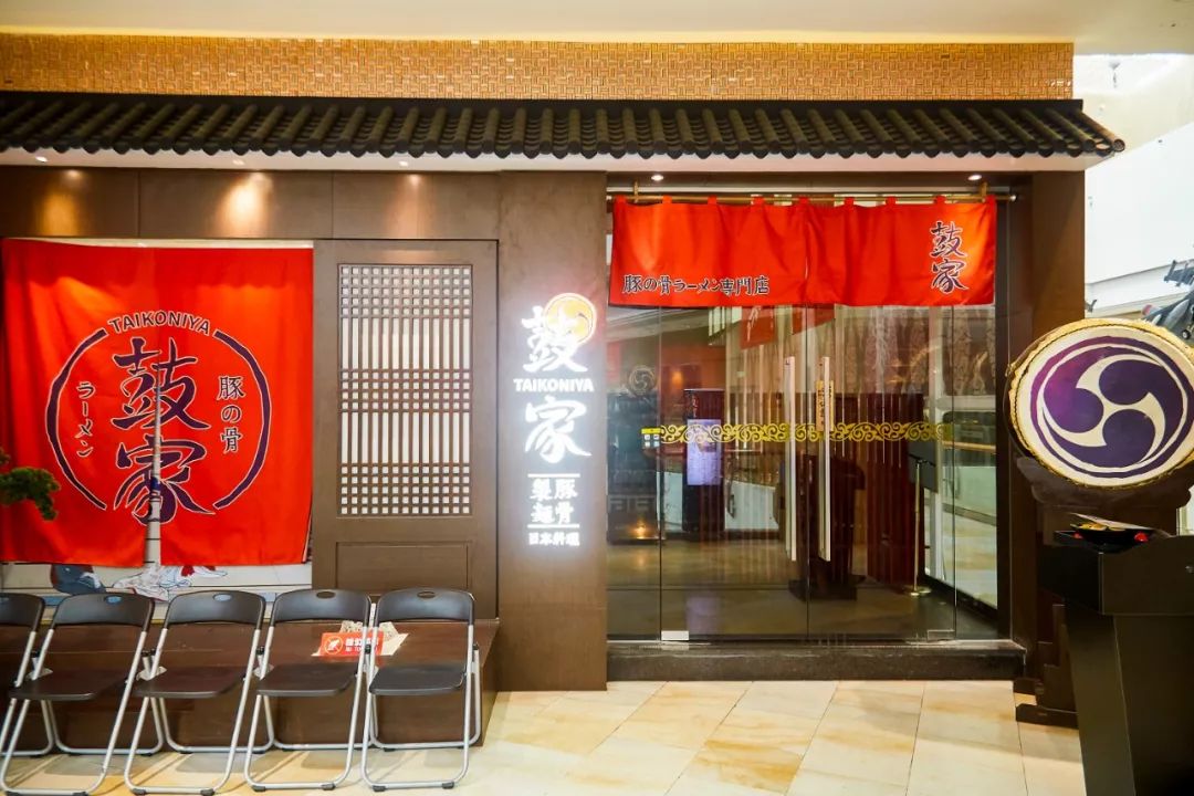 这家日式食堂的招牌豚骨拉面,连汤底都被我喝光光!