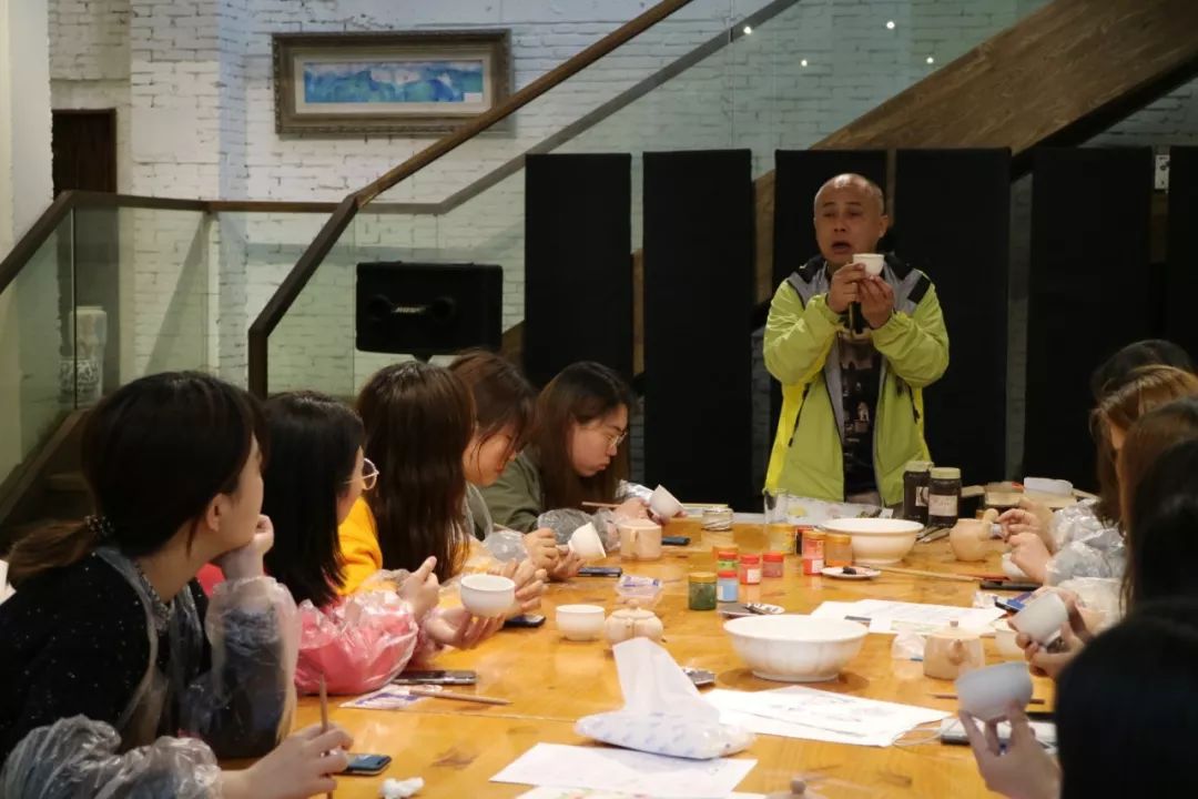 位于2018年建成的上海浦东新区江镇西街71号的林隐艺术酒店内,美术馆