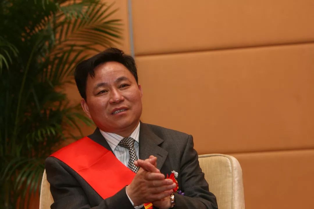 "吃紧"的中国首富们_姚俊良