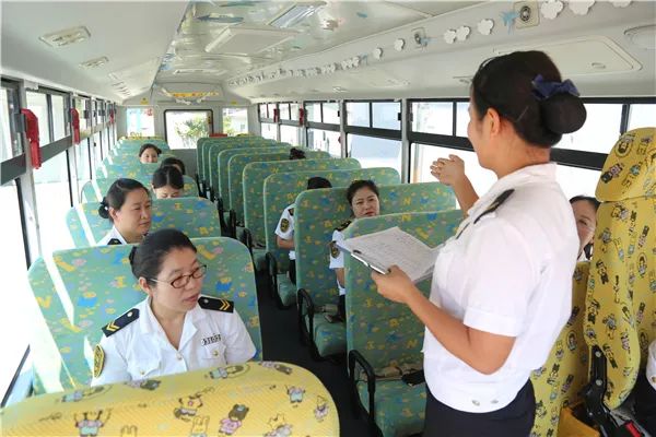 全员大培训迎接新学期交运黄岛温馨校车组织驾驶员照管员岗位技能实操