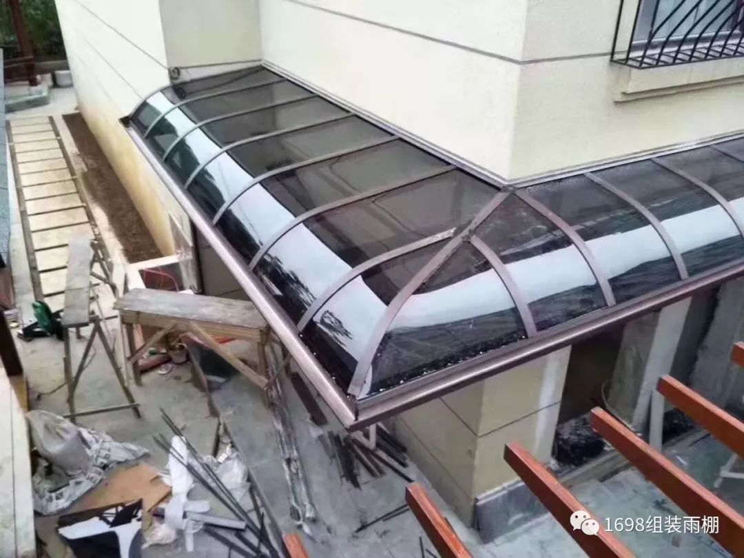 转角雨棚平斜简约雨棚:适合小雨棚,不能装挑梁,立柱,斜拉杆的雨棚.