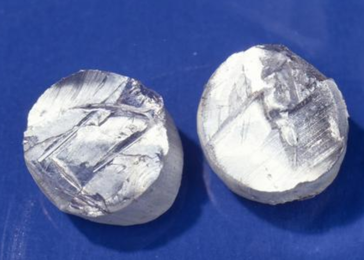 金属钠是一种化学物质它的质地比较柔软,看上去就像橡皮一样.