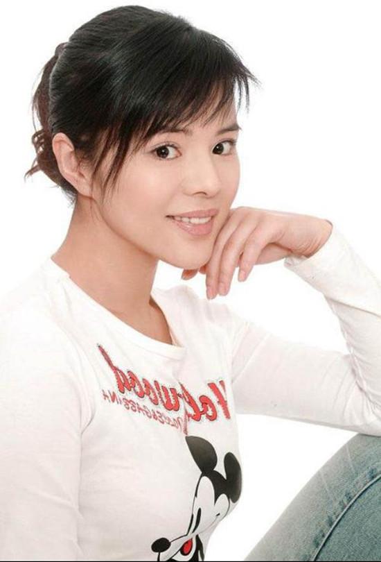 和大多数科班毕业的演员不一样,罗珊珊入行后只身一人到了新加坡发展