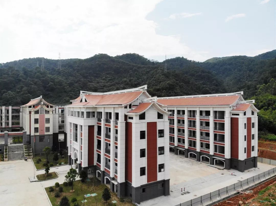 北城小学1月山小学坐落于位于曹溪街道月山村,总建筑面积3.
