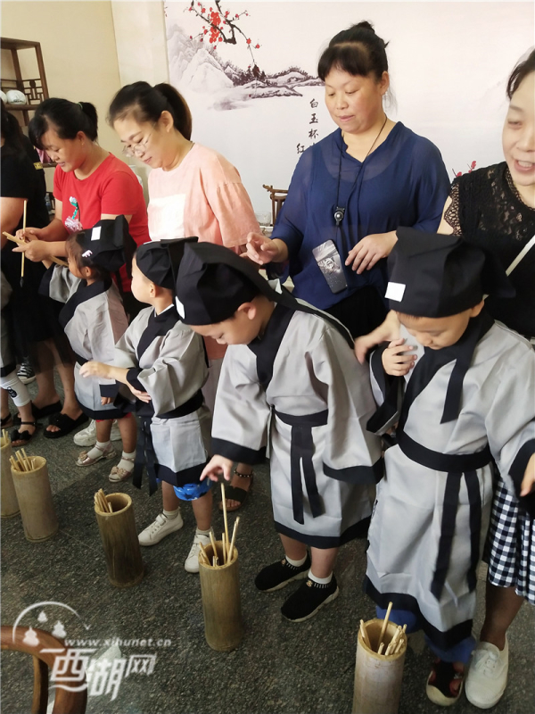 双灵村20名学龄儿童迎来人生启蒙礼