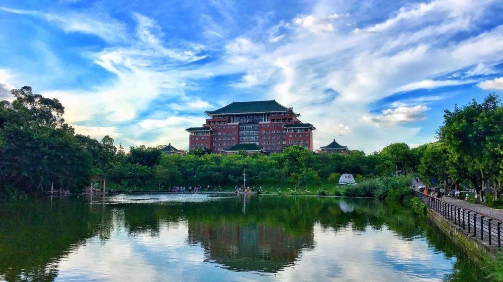 在规定报到的日期,每天 8:00—20:00,我校在广州火车站(省汽车总站)