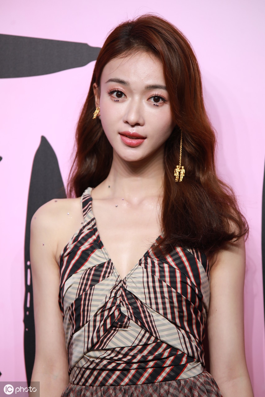 散发优雅丸子头可爱的流量女星吴谨言