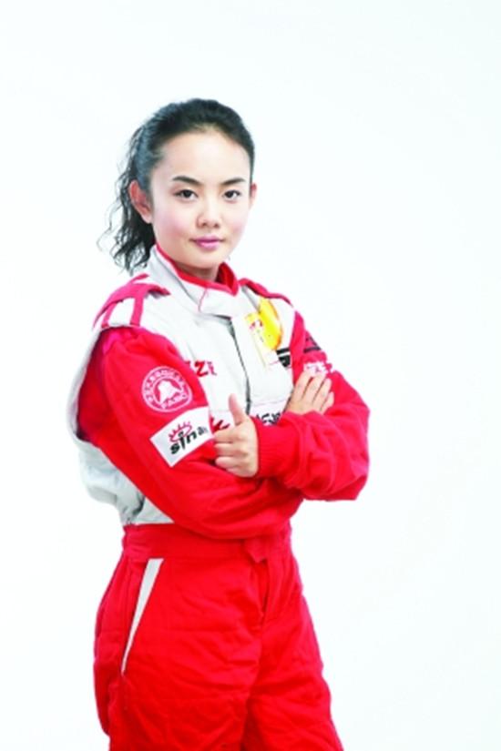 说到王晓曦的妻子李芳蕾,虽然没有他在娱乐圈有名气,但是在赛车界绝对