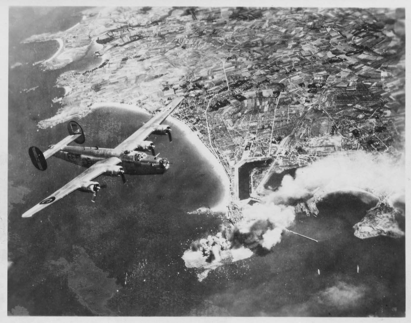 美军空军拍摄的二战老照片飞机轰炸德国场面很震撼