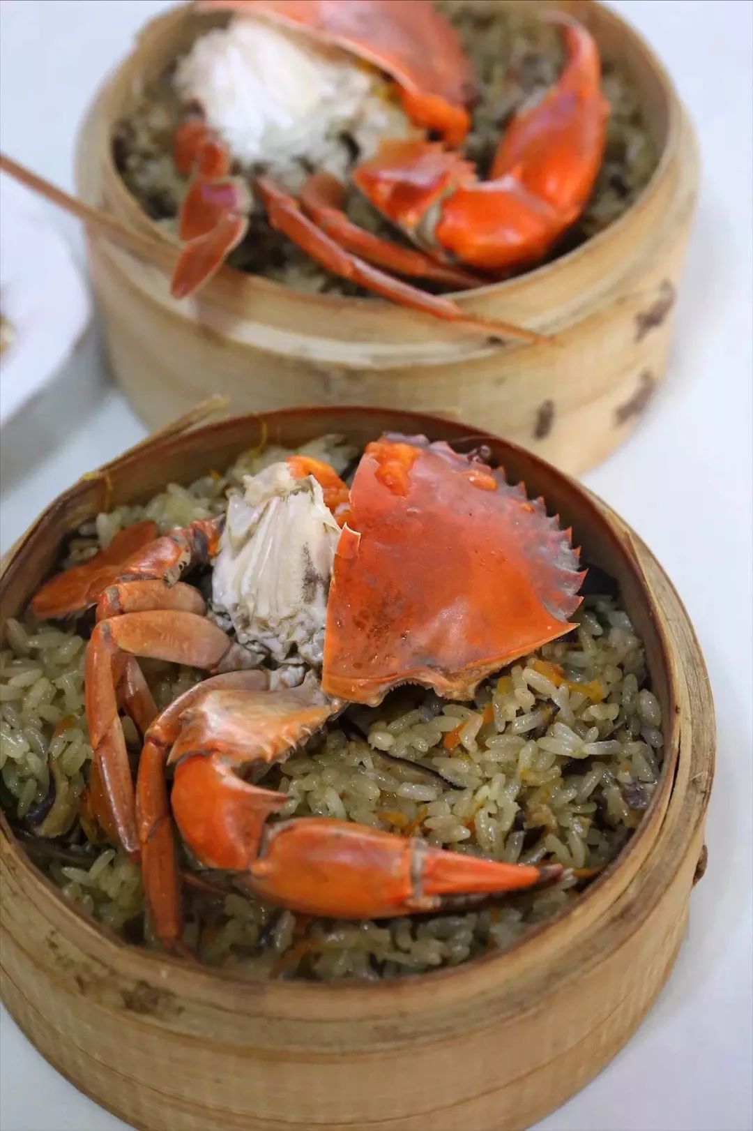 江浙一带的经典菜,用蝤蛑也就是梭子蟹科的一种海鲜,和糯米,青豆,虾米