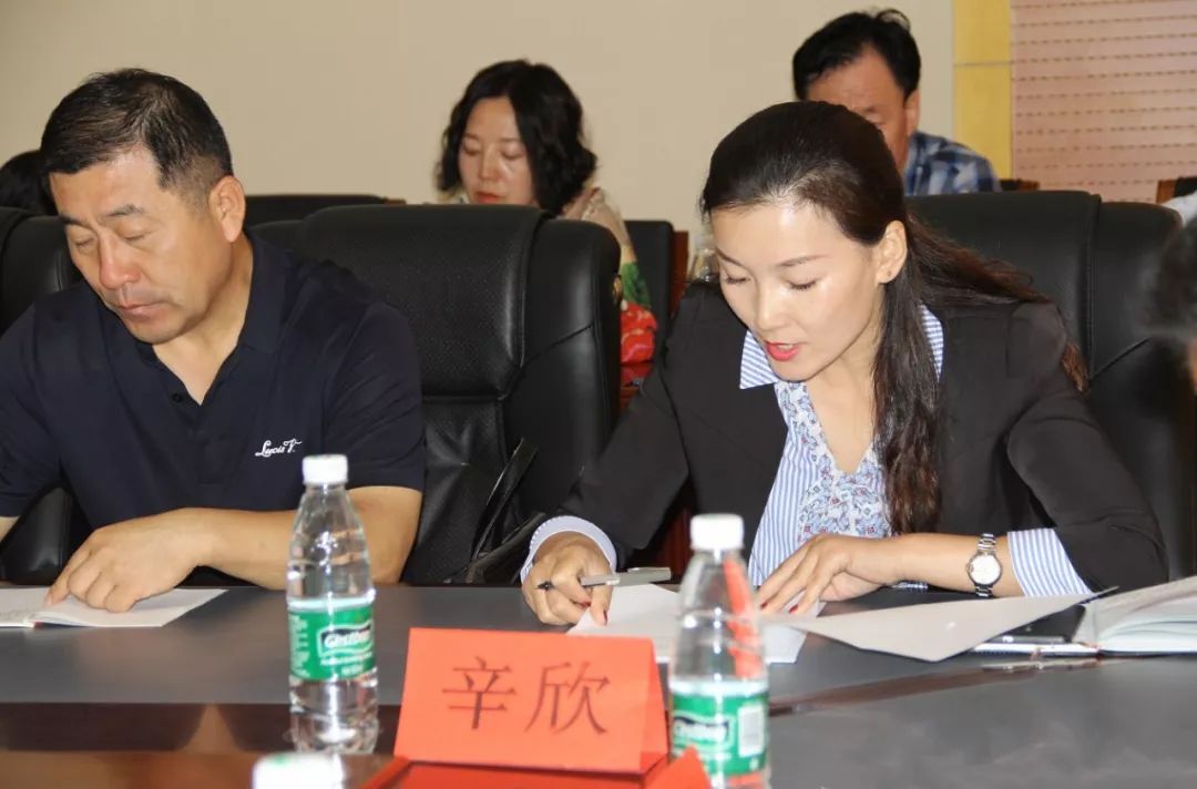 资源开发科科长辛欣通报我市拟创建国家4a,3a级景区初评情况.