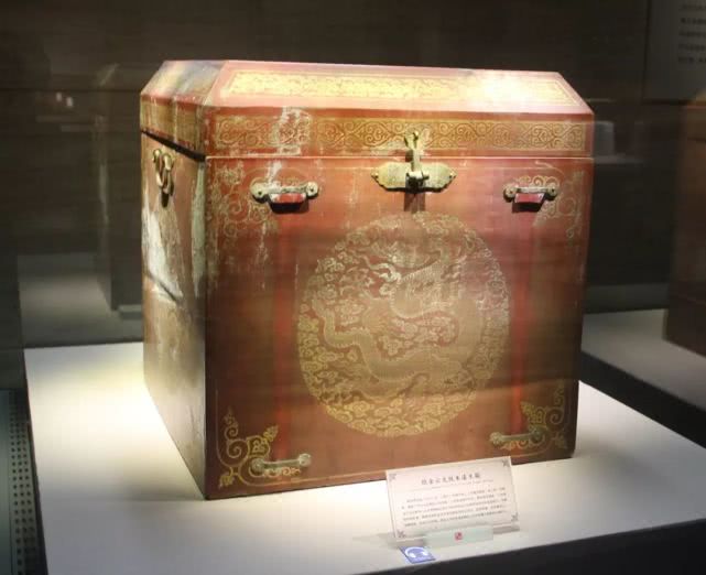 工艺达到高峰明代时期请输入图片描述地位仅次于冕九缝皮弁为鲁王巡视