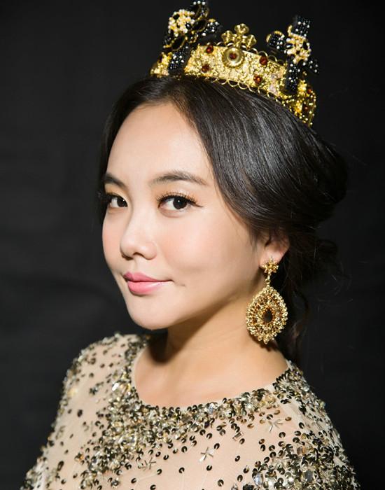 嫁给王晓曦之后,李芳蕾除了继续自己挚爱的赛车事业,也涉足娱乐圈,签